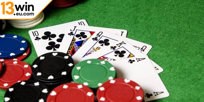 Quan sát đối thủ và đọc tâm lý khi chơi poker